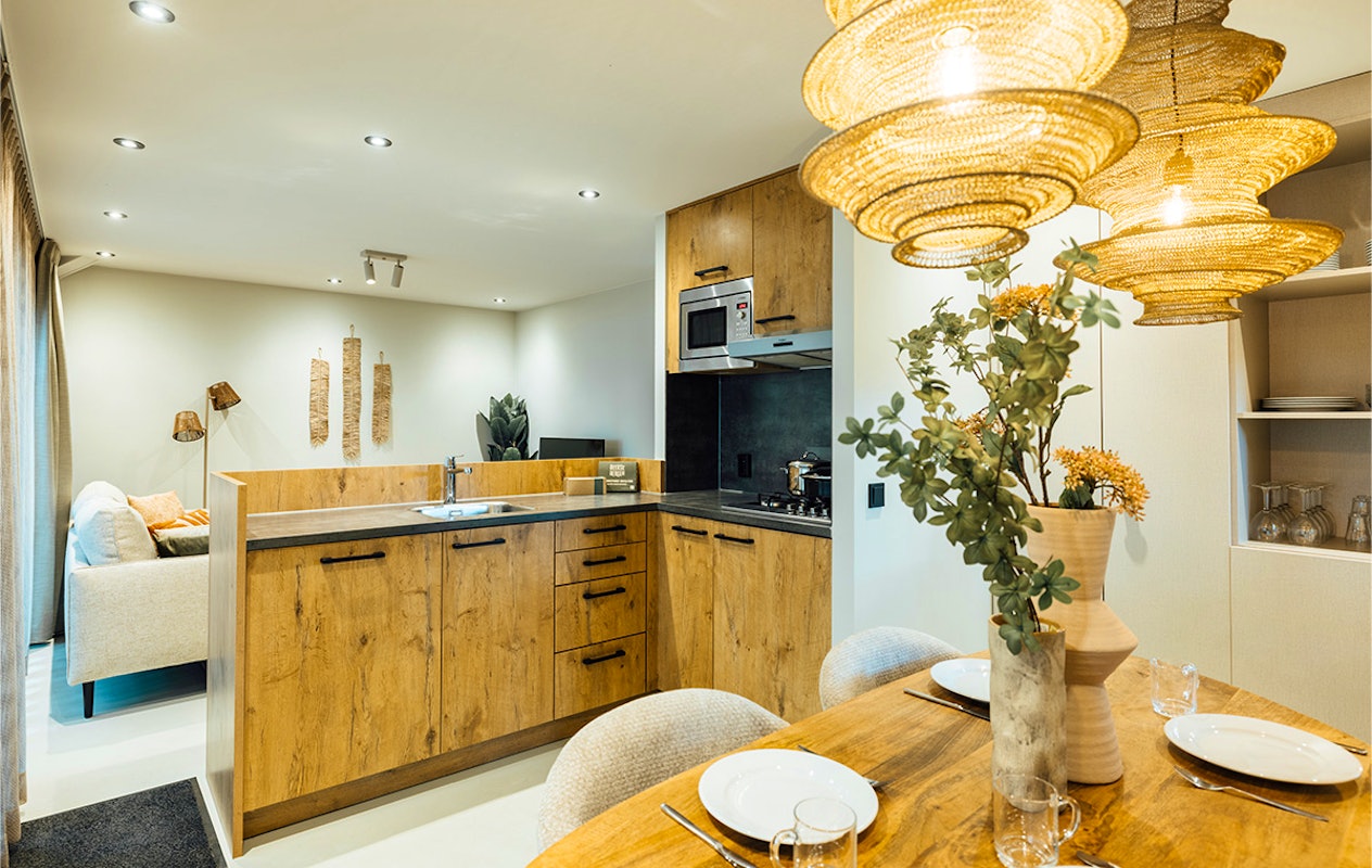 Verblijf in de vernieuwde accommodaties op Lake Resort Beekse Bergen