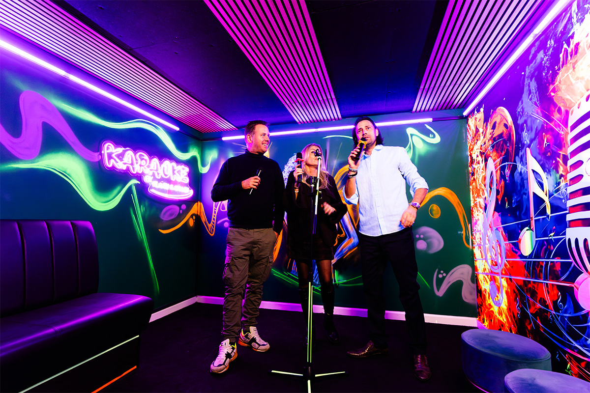 Blacklight Karaokebox bij Flash & Smash (1,5 of 2 uur)