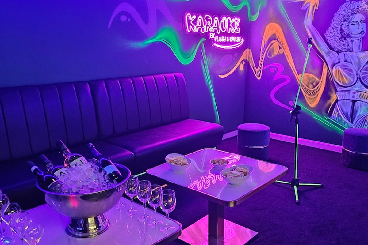 Blacklight Karaokebox bij Flash & Smash (1,5 of 2 uur)