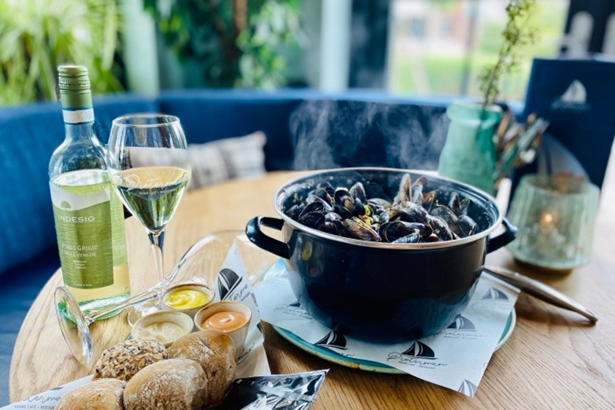 Mosselen (1kg) + broodplank en patat bij Pieterman