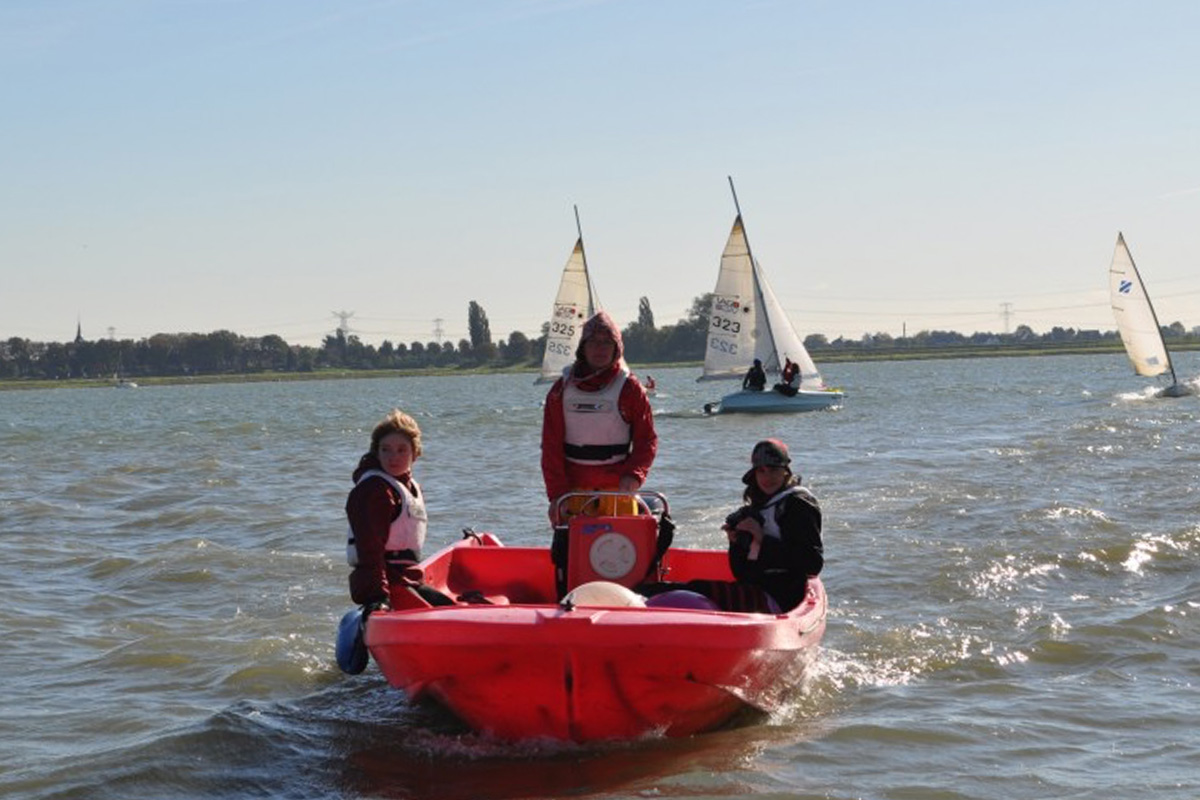 Motorboot huren (4 of 8 uur) bij Sailcenter Limburg