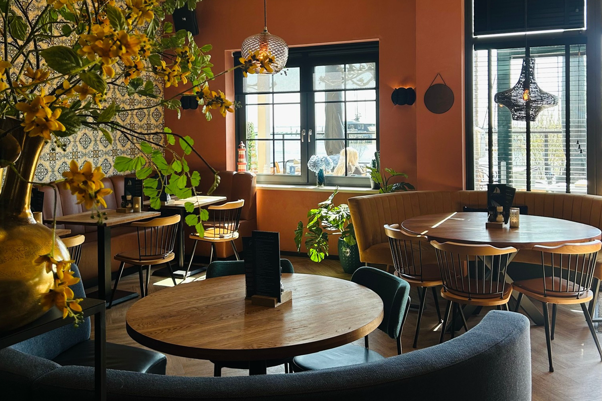 Mosselen (1kg) + broodplank en patat bij Pieterman