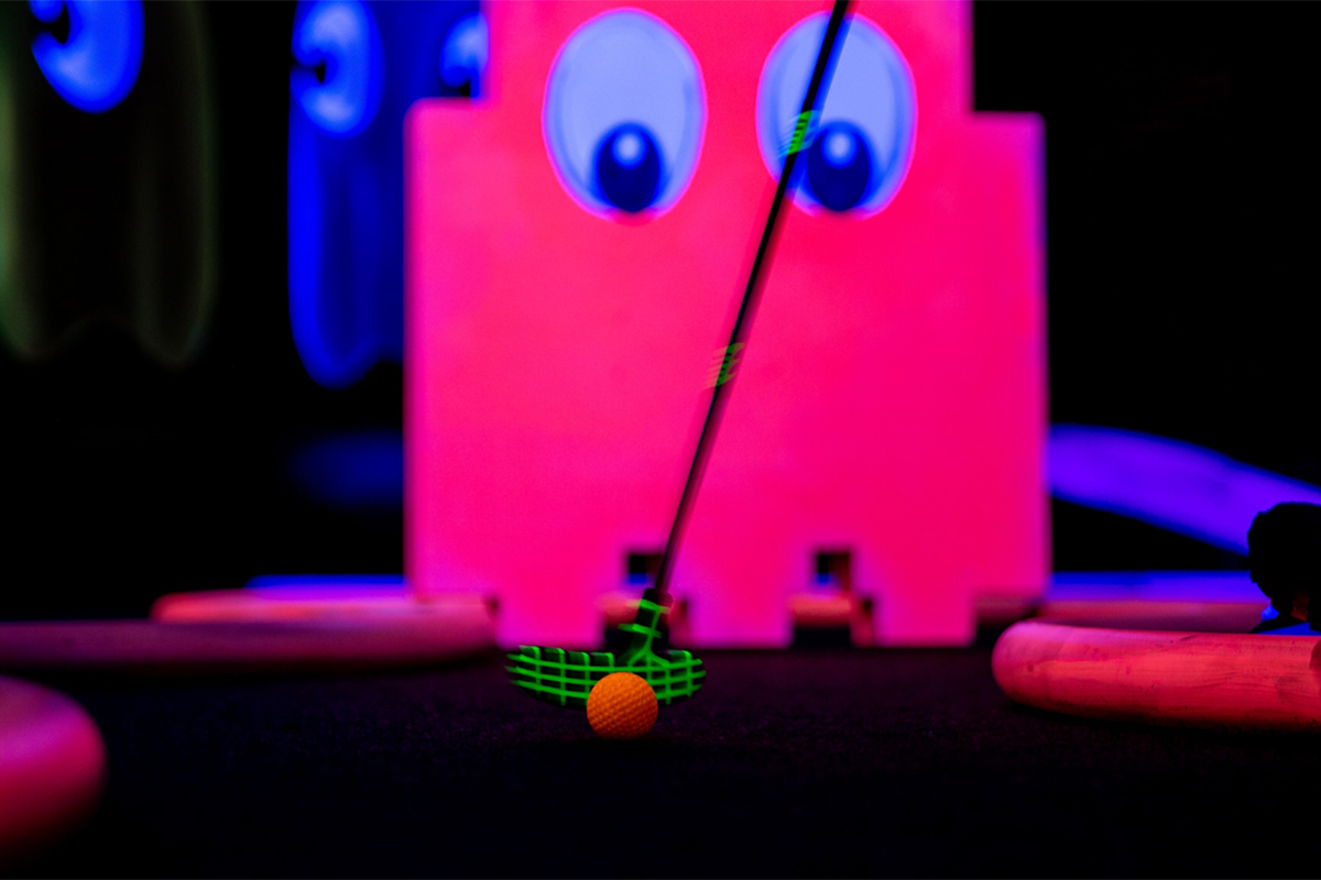 Onbeperkt gamen + Glow in the Dark minigolf bij Highscore Waalwijk