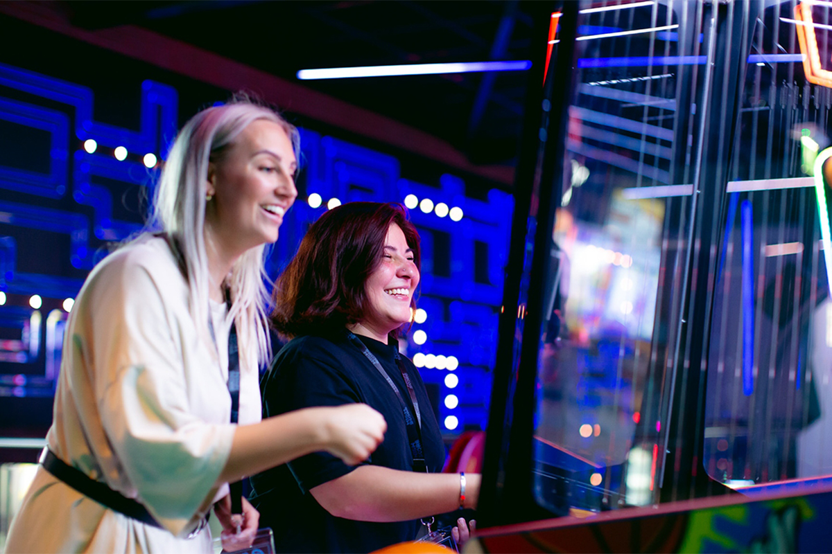 Onbeperkt gamen + Glow in the Dark minigolf bij Highscore Waalwijk