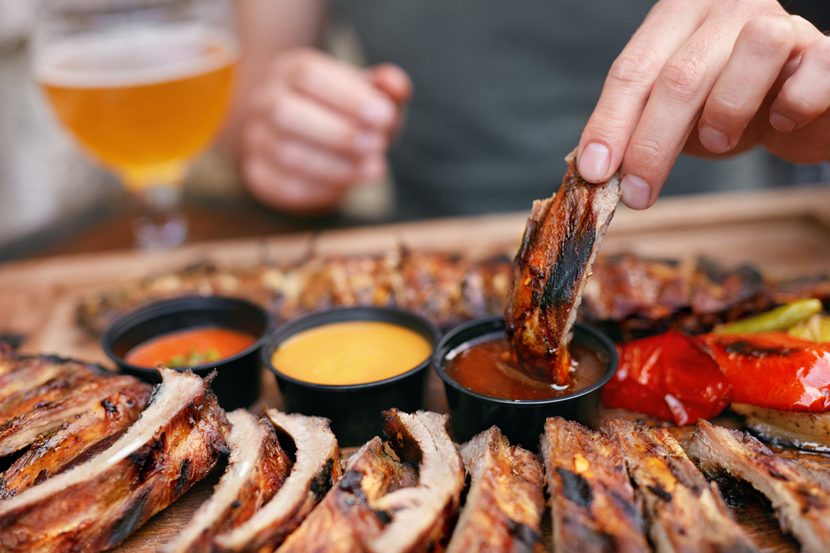 Onbeperkt spareribs eten + broodplank bij Dorpshuis de Dregt
