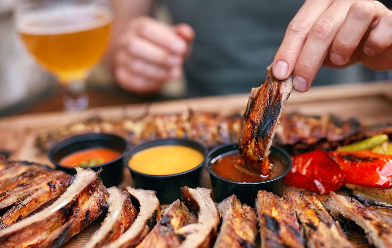 Onbeperkt spareribs eten + broodplank bij Dorpshuis de Dregt