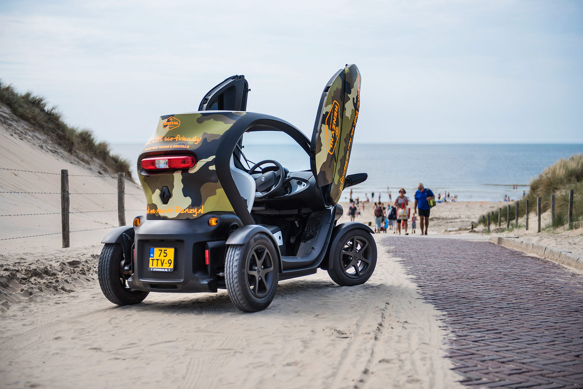 Ga met zijn 2en op tour in de Twizy! 