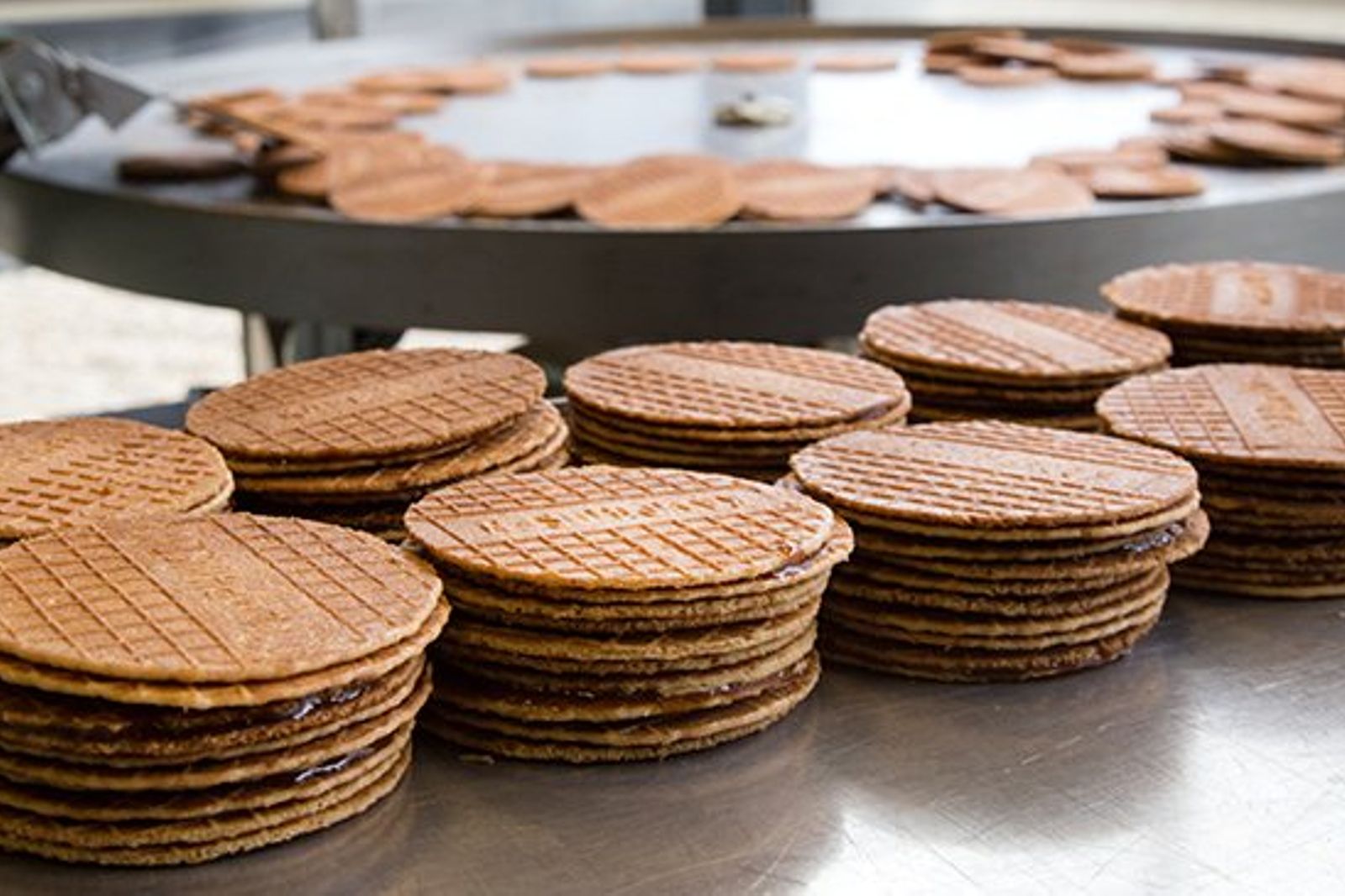 Ontdek het knapperige verhaal van de Kamphuisen Siroopwafel!
