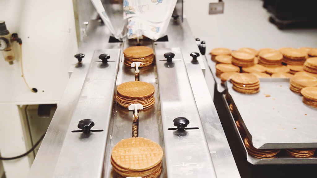 Ontdek het knapperige verhaal van de Kamphuisen Siroopwafel!