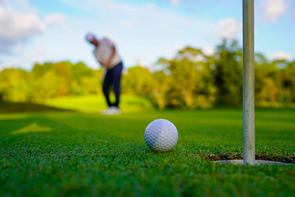 Pitch & Putt (9 holes) + bittergarnituur bij Play & Stay