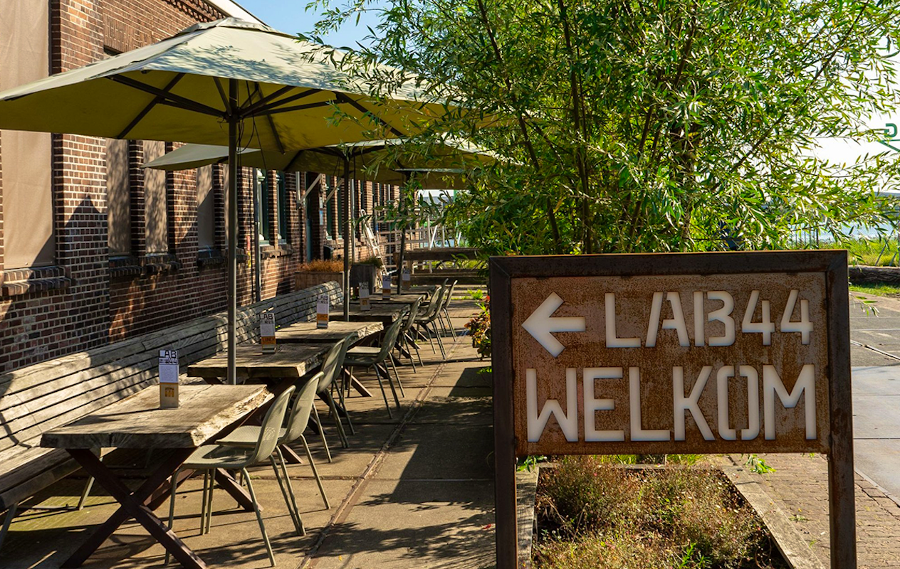 Luxe high tea + onbeperkt thee bij Lab-44