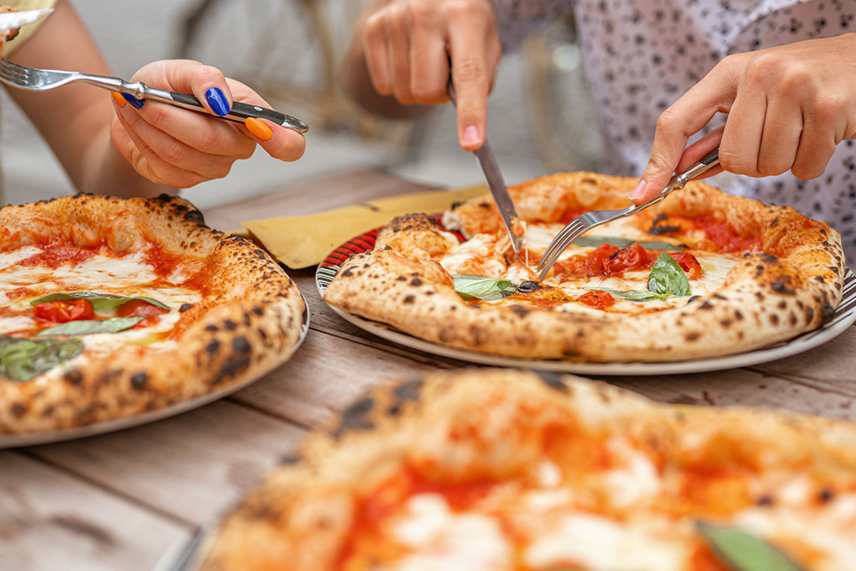 Afhalen: hele pizza of 2 sandwiches + dessert bij Pizzajó in Hoorn