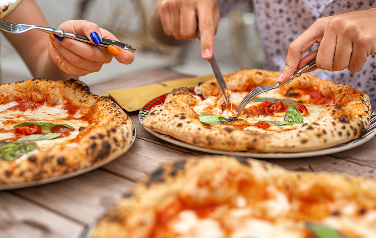 Afhalen: hele pizza of 2 sandwiches + dessert bij Pizzajó in Hoorn