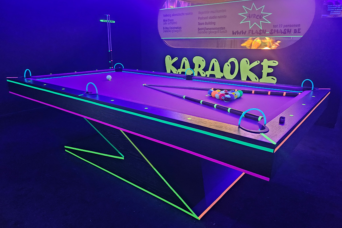Blacklight Pool bij Flash & Smash