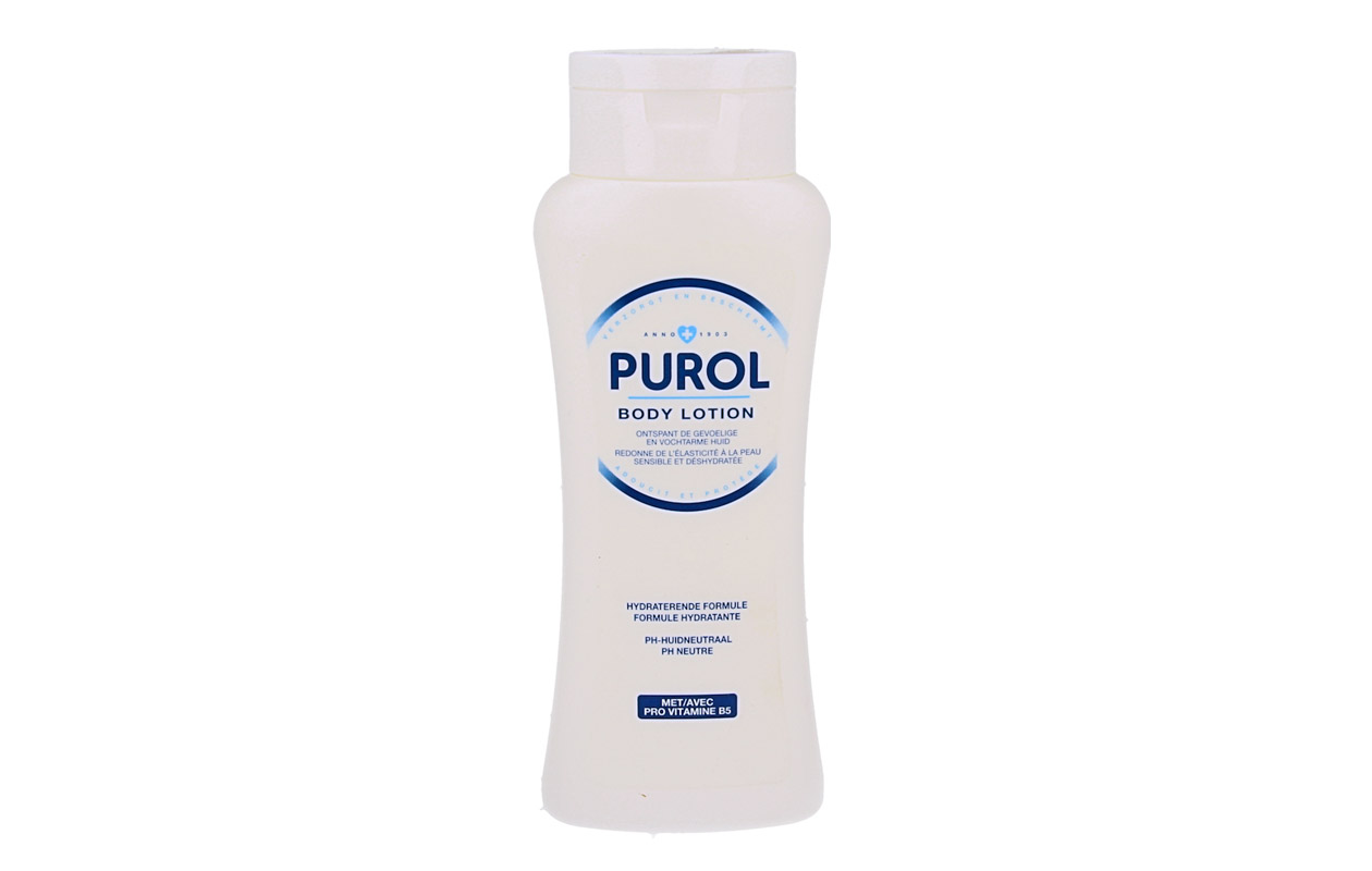 Een witte toilettas vol met huidverzorgingsproducten van Purol 