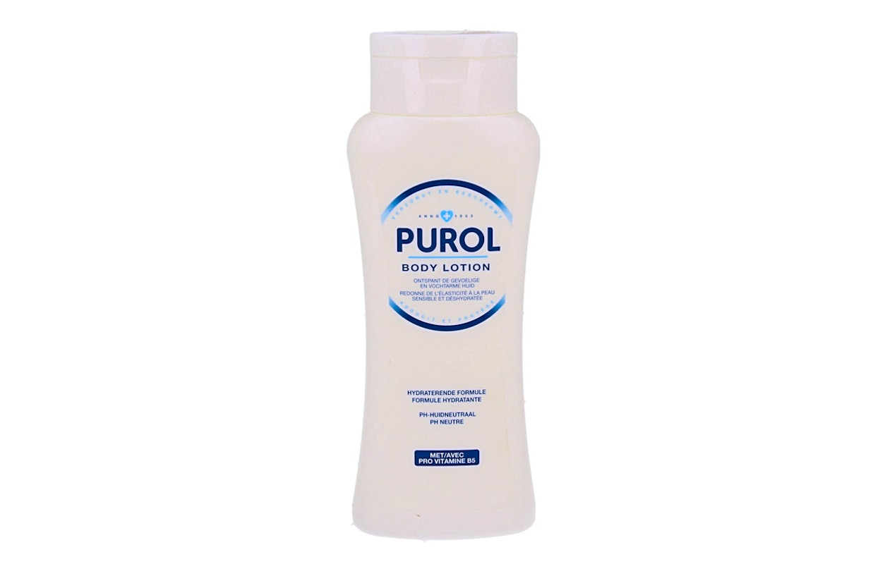 Een witte toilettas vol met huidverzorgingsproducten van Purol