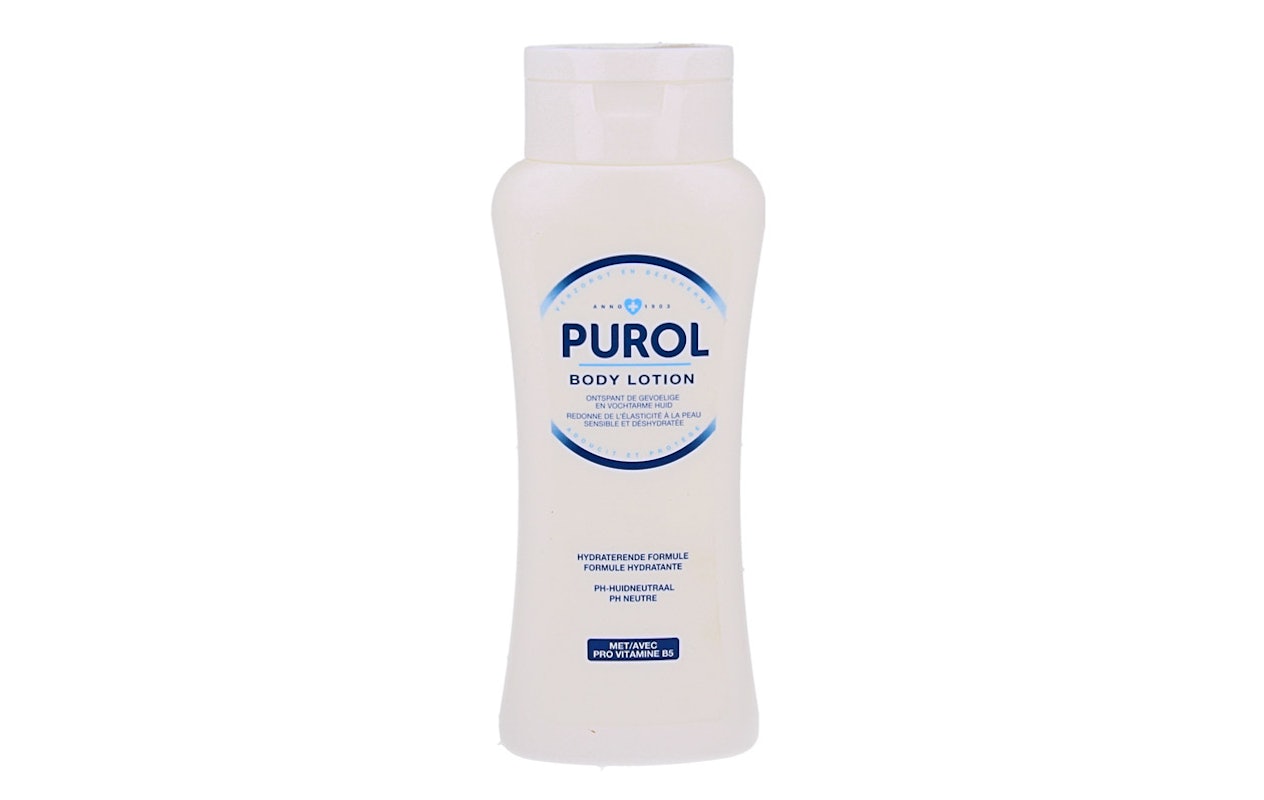 Een witte toilettas vol met huidverzorgingsproducten van Purol