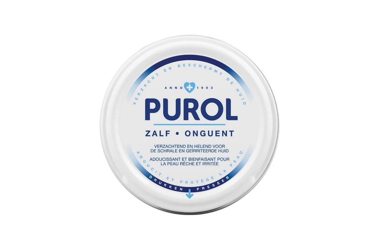 Een witte toilettas vol met huidverzorgingsproducten van Purol