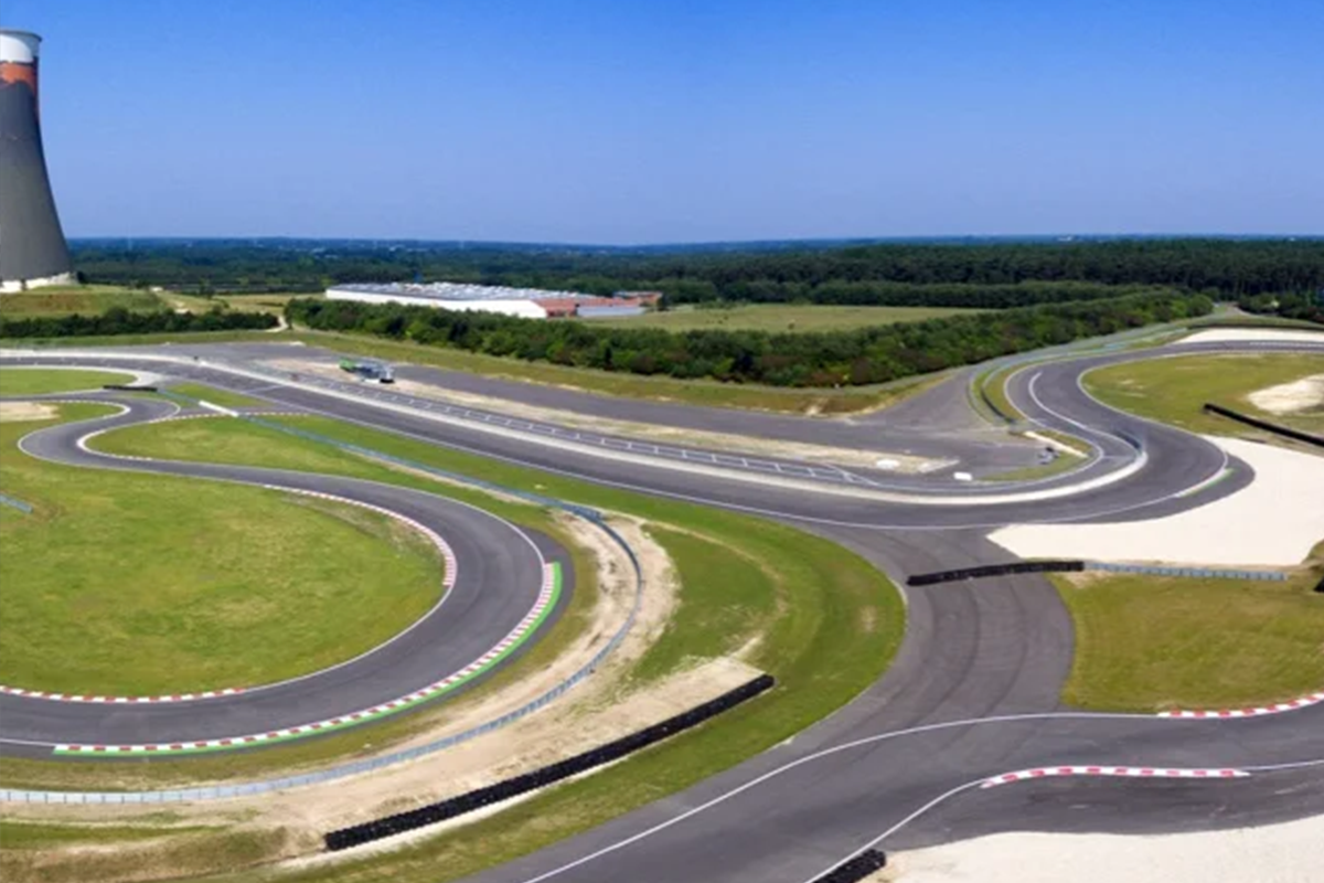 Racen op het circuit in Zandvoort, Assen of Meppen