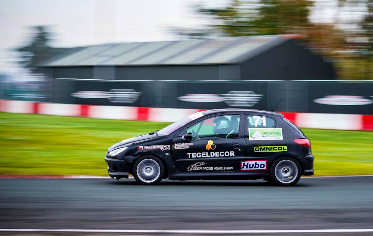 Racewagen besturen of meerijden bij Arrow Racing Events