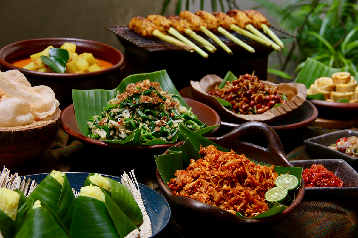 Indonesische rijsttafel bij Surabaya