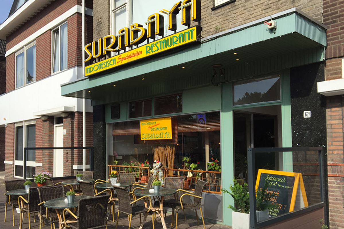 Indonesische rijsttafel bij Surabaya
