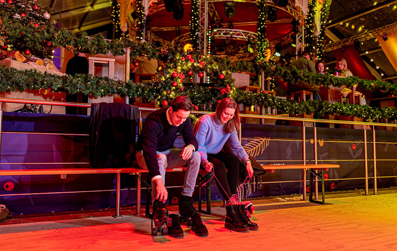 2 uur rollerskaten + drankje & wafel bij Winter Fever Arena Roermond