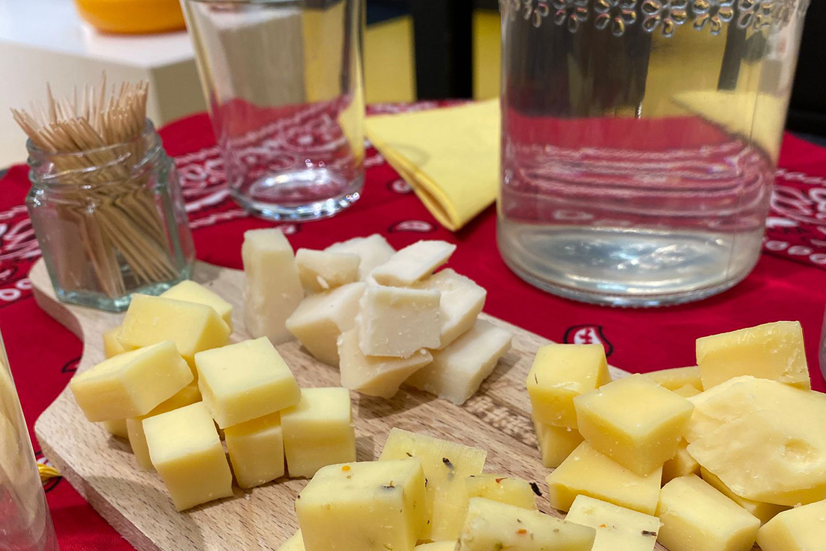 Rondleiding VVV/Kaaspakhuis Woerden + proefplankje + glas met port/wijn/sap