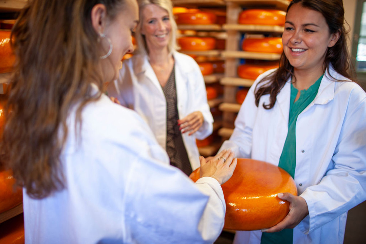 Rondleiding VVV/Kaaspakhuis Woerden + proefplankje + glas met port/wijn/sap