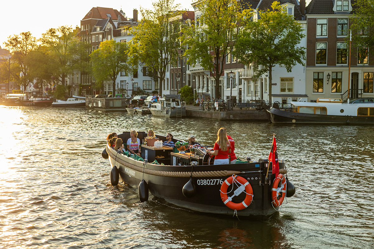 Rondvaart Amsterdam + drankje met Mokumboot