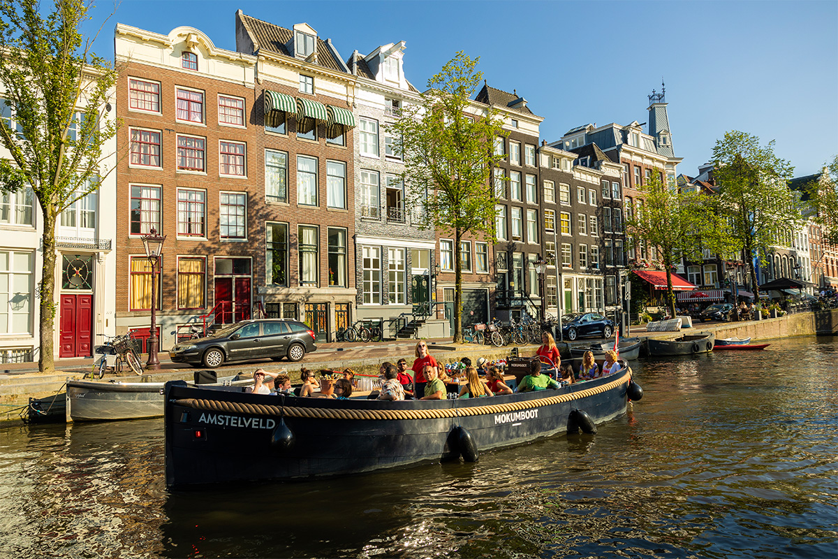Rondvaart Amsterdam + drankje met Mokumboot