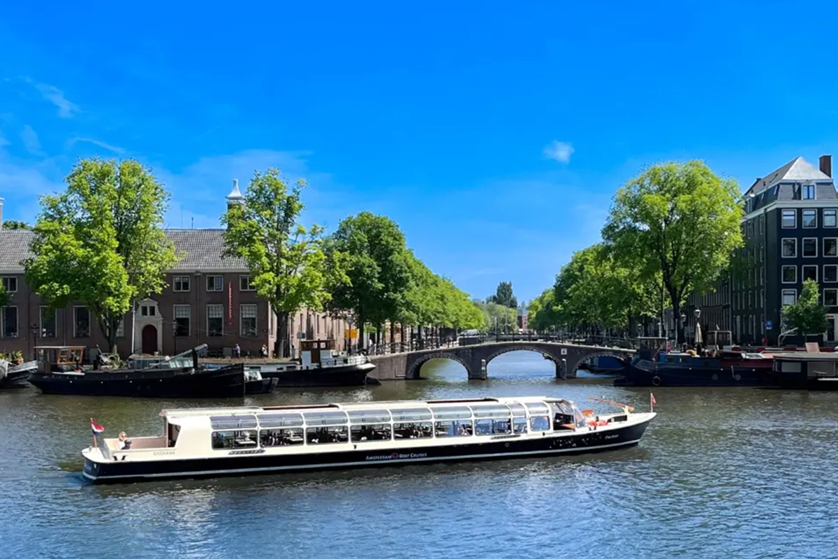 Rondvaart Amsterdam (75 min) + entree Amsterdam VR Ride