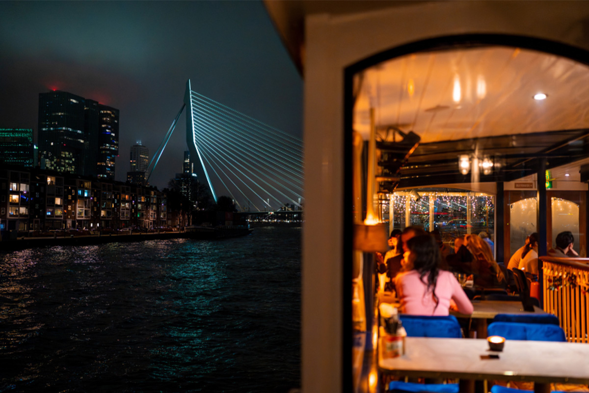 Rondvaart + onbeperkt pizza bij Pizza Cruise Rotterdam