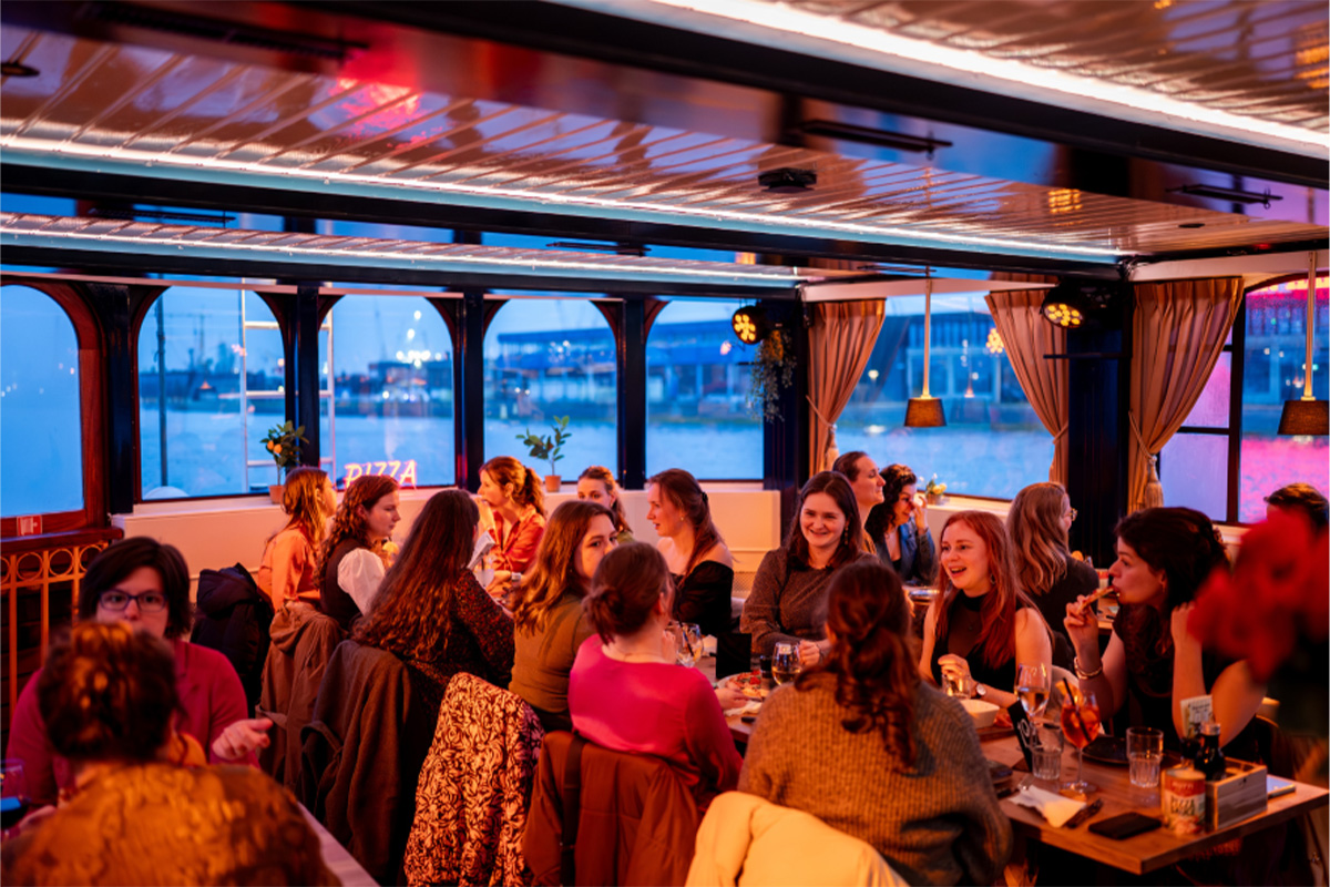 Rondvaart + onbeperkt pizza bij Pizza Cruise Rotterdam