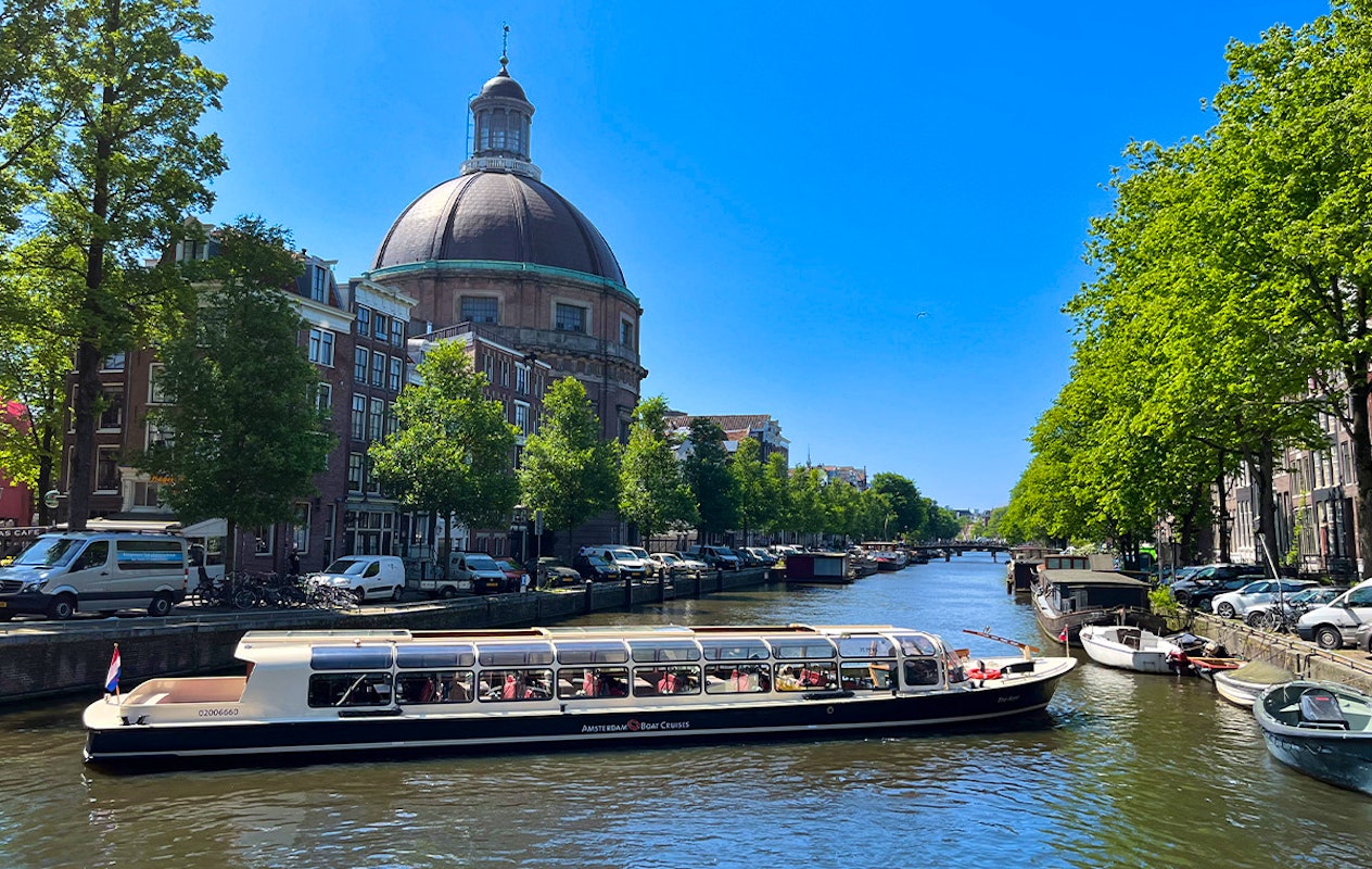 Rondvaart door grachten van Amsterdam (75 min)