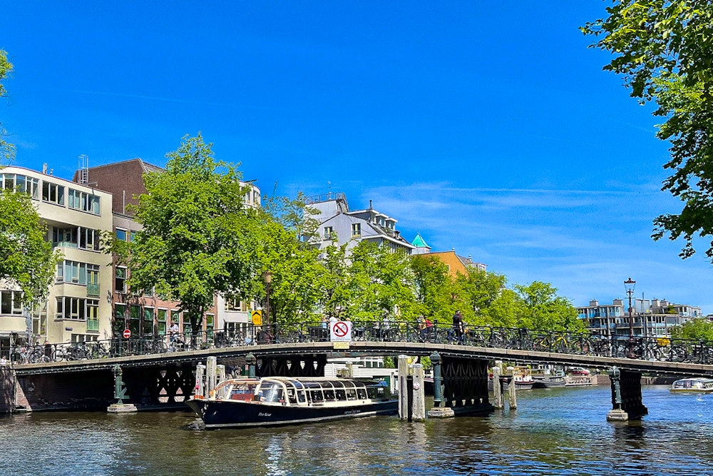 Rondvaart door grachten van Amsterdam (75 min)
