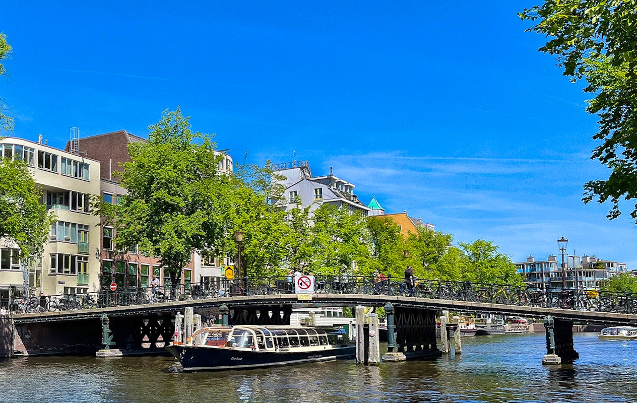 Rondvaart door grachten van Amsterdam (75 min)