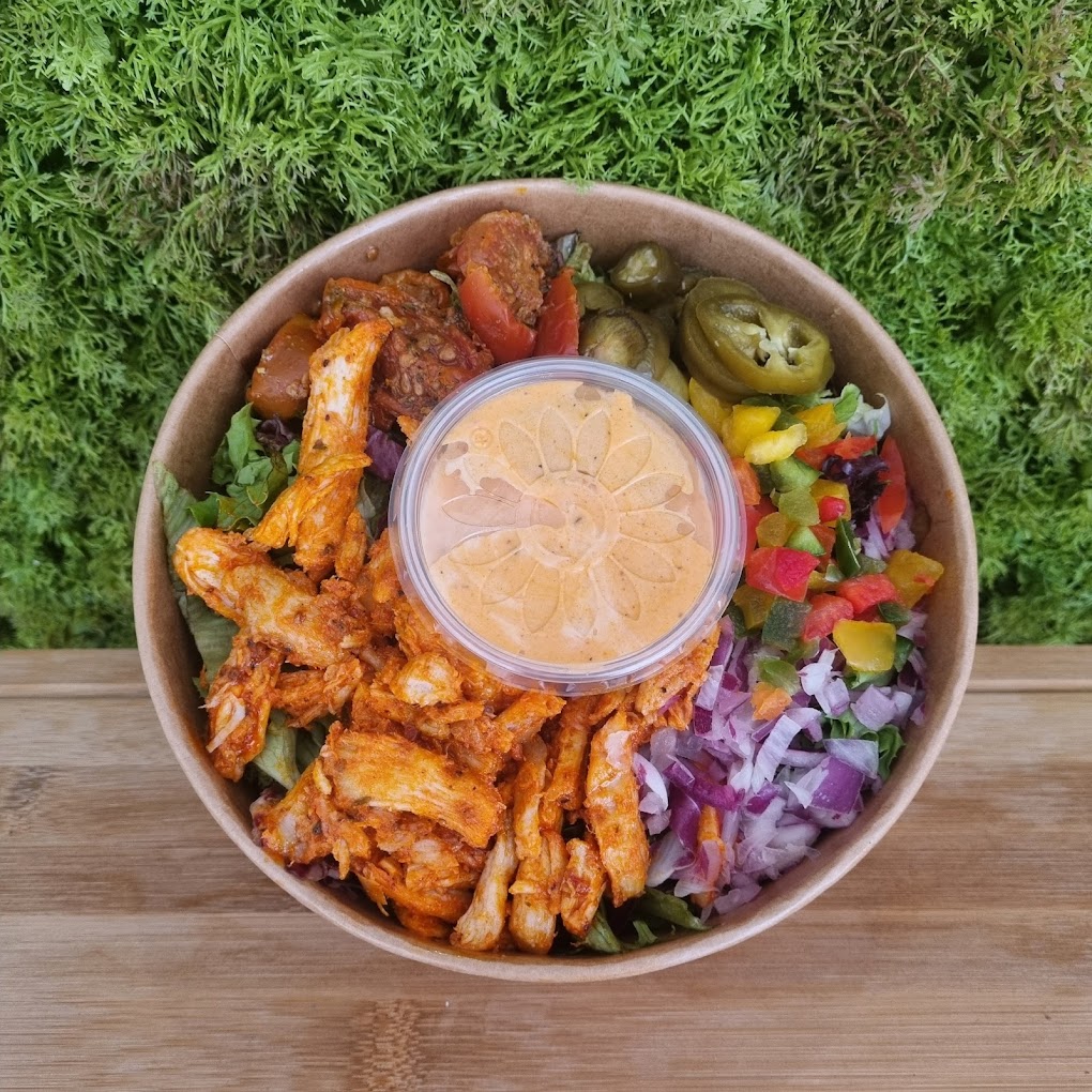 Sandwich, wrap of salade + smoothie van Amazing Fusion