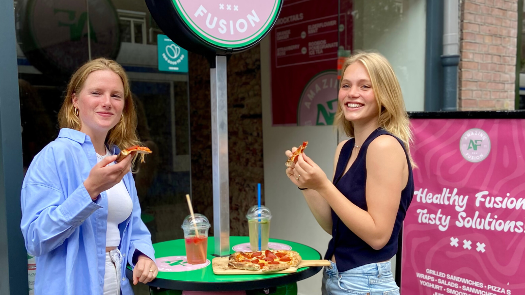 Sandwich, wrap of salade + smoothie van Amazing Fusion