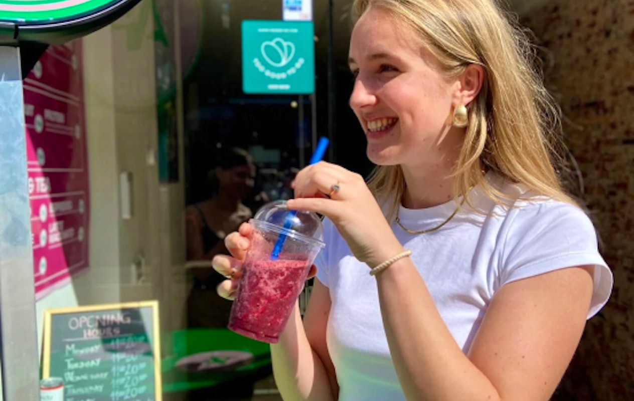 Sandwich, wrap of salade + smoothie van Amazing Fusion