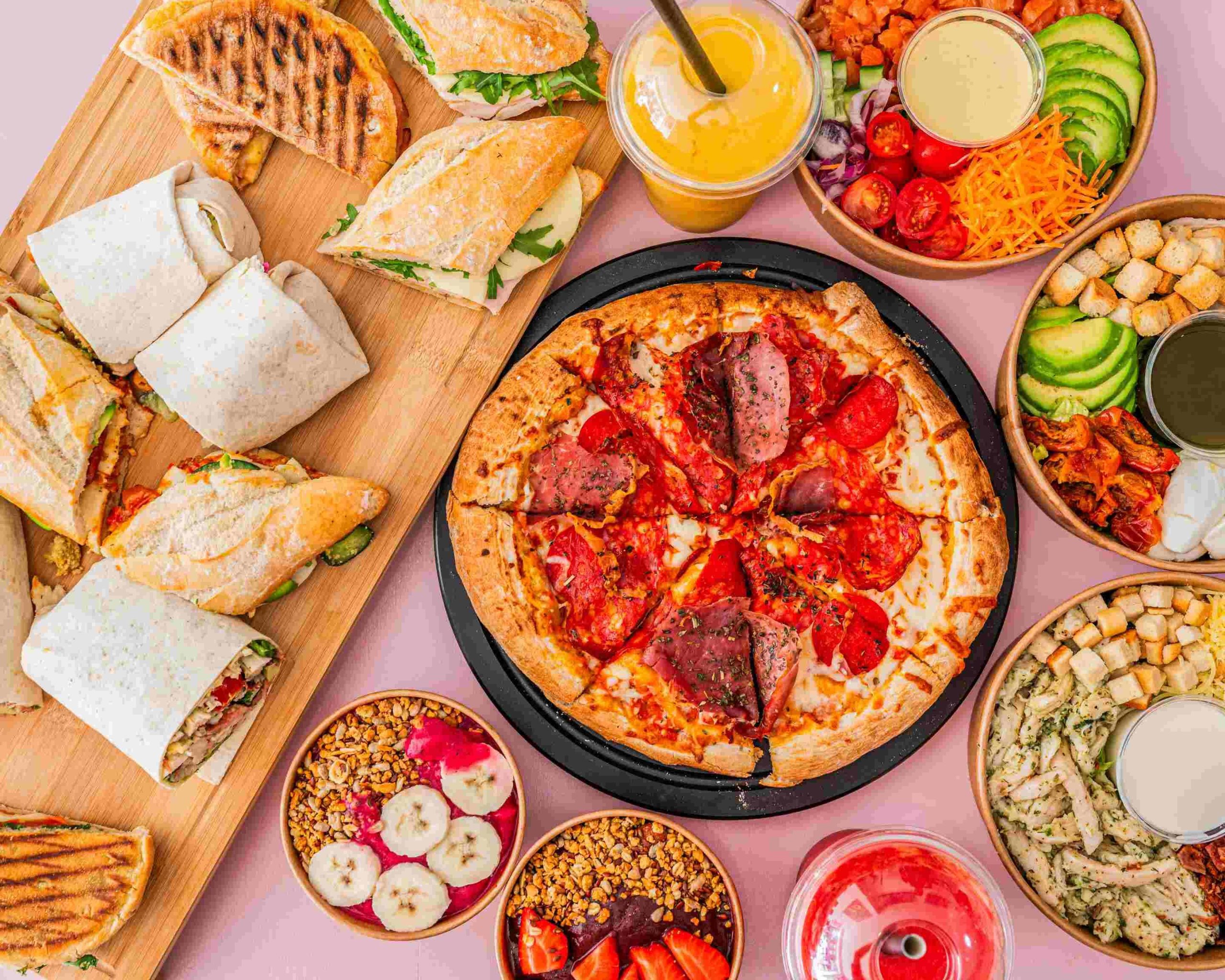 Sandwich, wrap of salade + smoothie van Amazing Fusion