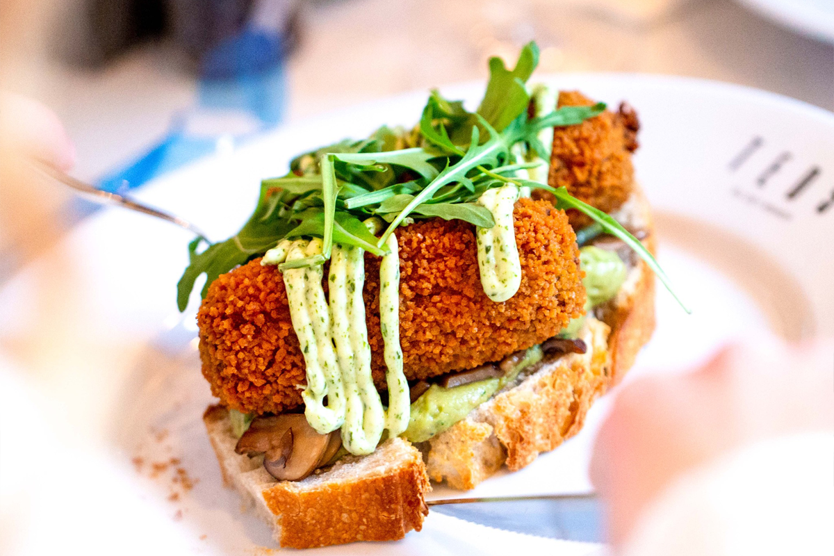 Sandwich + Waffle Fries bij TEDS All Day Brunch