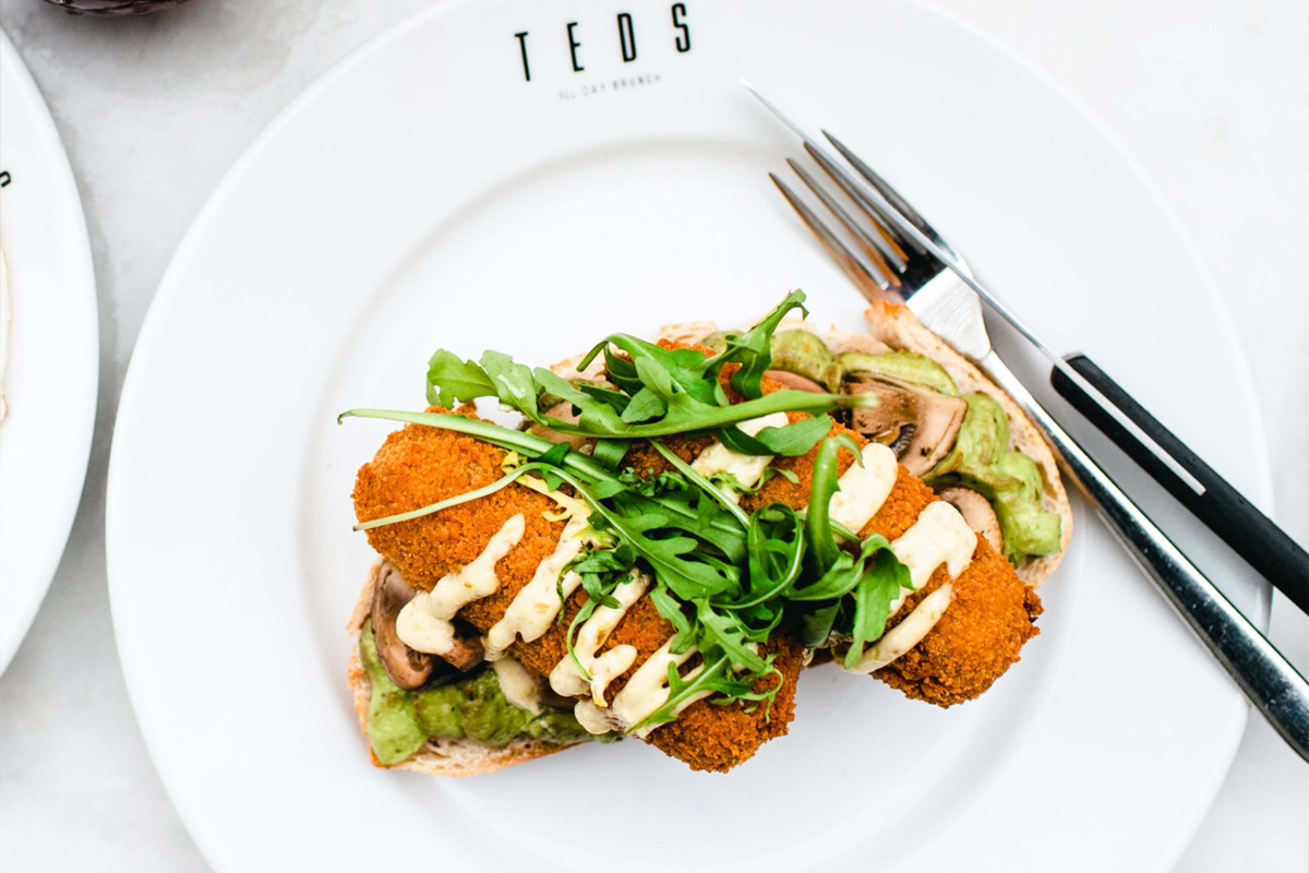 Sandwich + Waffle Fries bij TEDS All Day Brunch