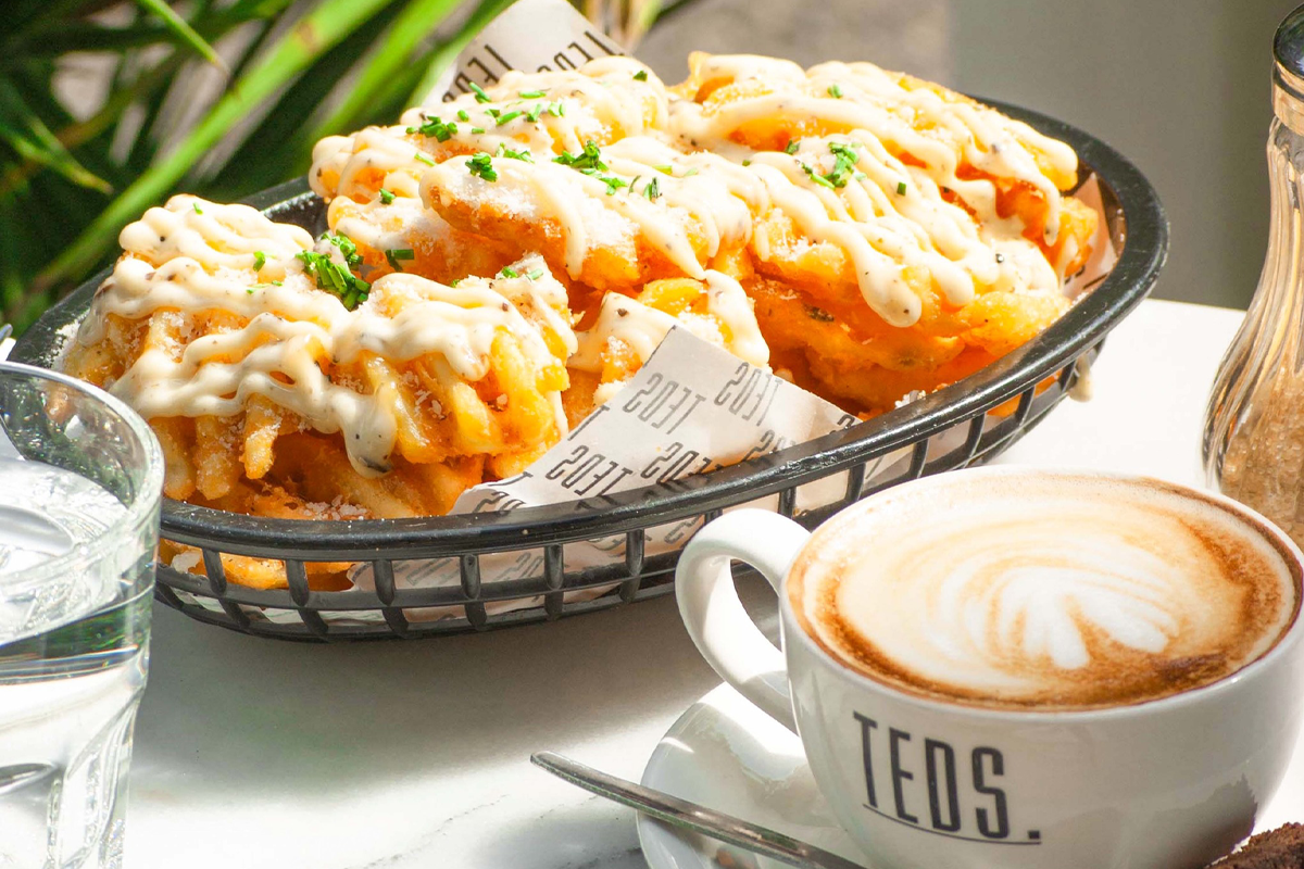 Sandwich + Waffle Fries bij TEDS All Day Brunch