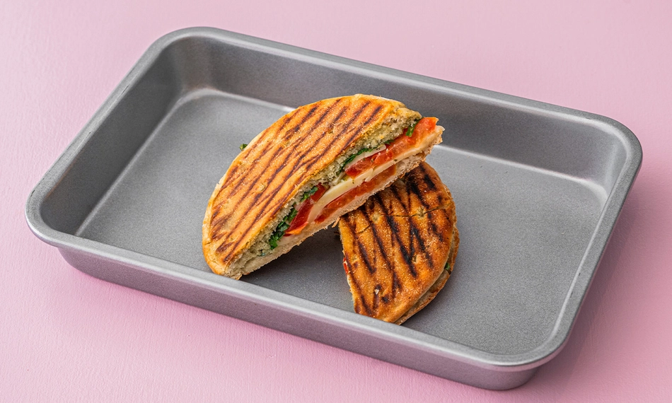 Sandwich, wrap of salade + smoothie van Amazing Fusion