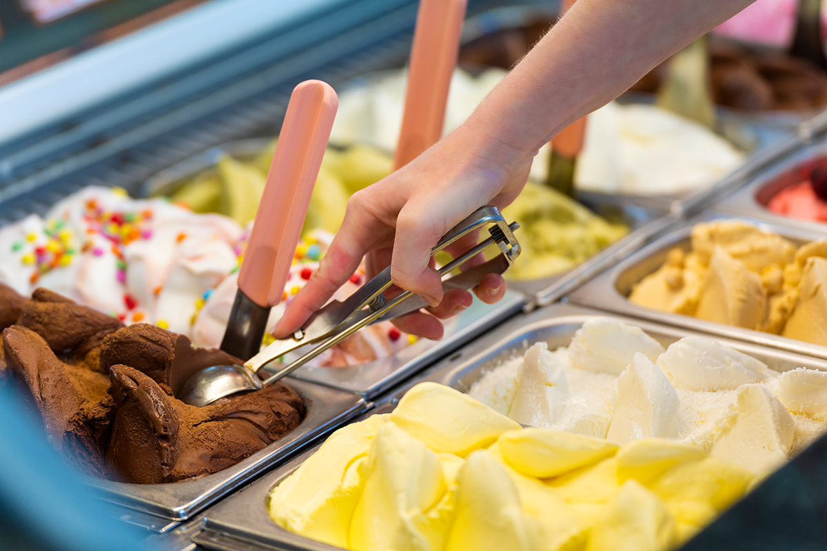 2 bollen schepijs naar keuze + topping bij Franky’s IJssalon
