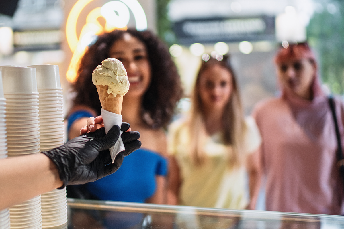 2 bollen schepijs naar keuze + topping bij Franky’s IJssalon