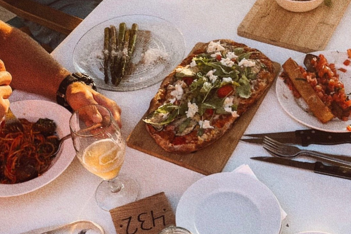 Shared dining bij Cosmico Beach