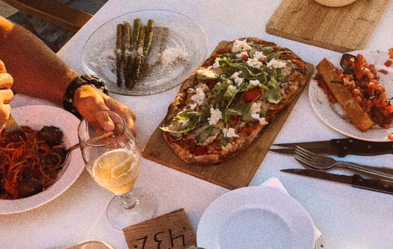 Shared dining bij Cosmico Beach