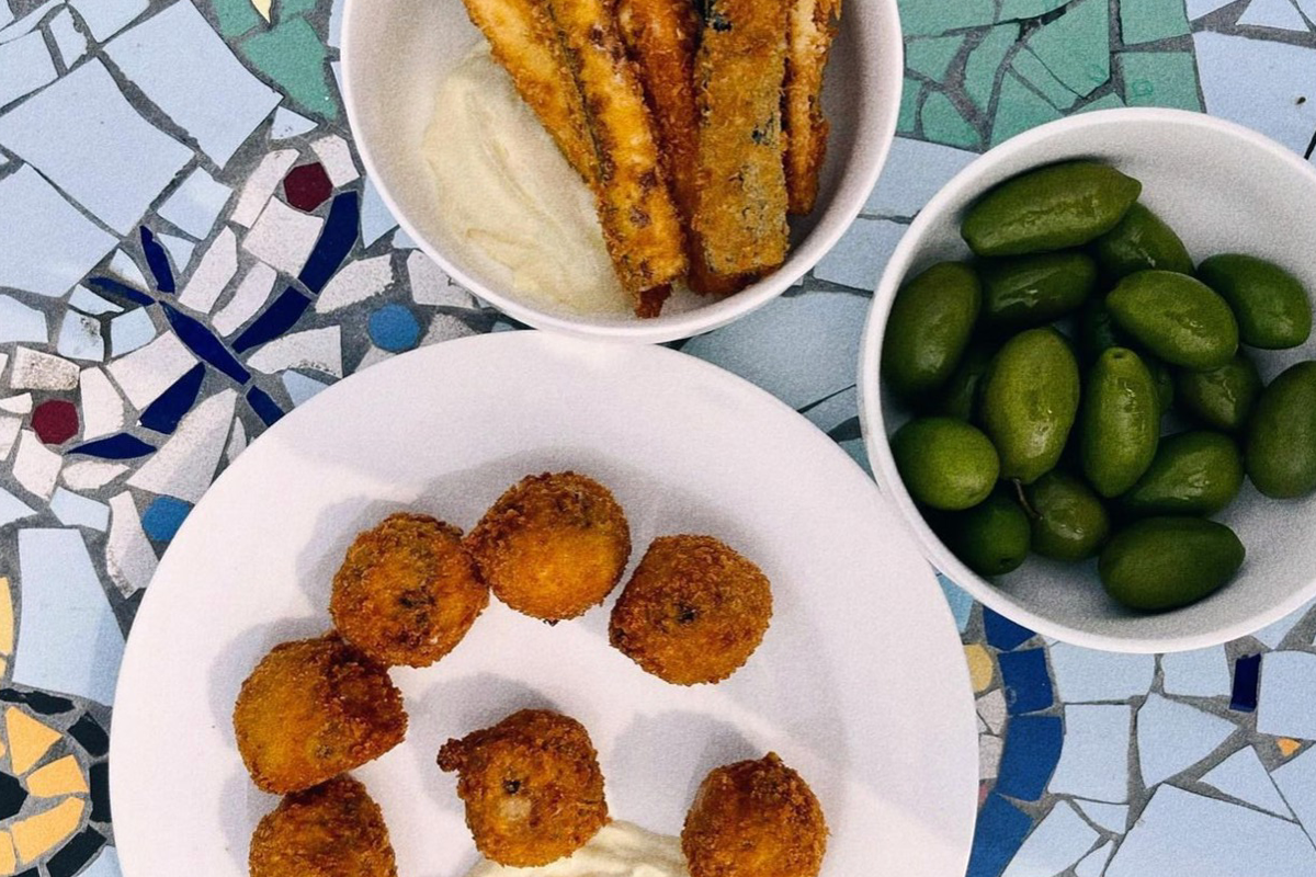 Shared dining bij Cosmico Beach